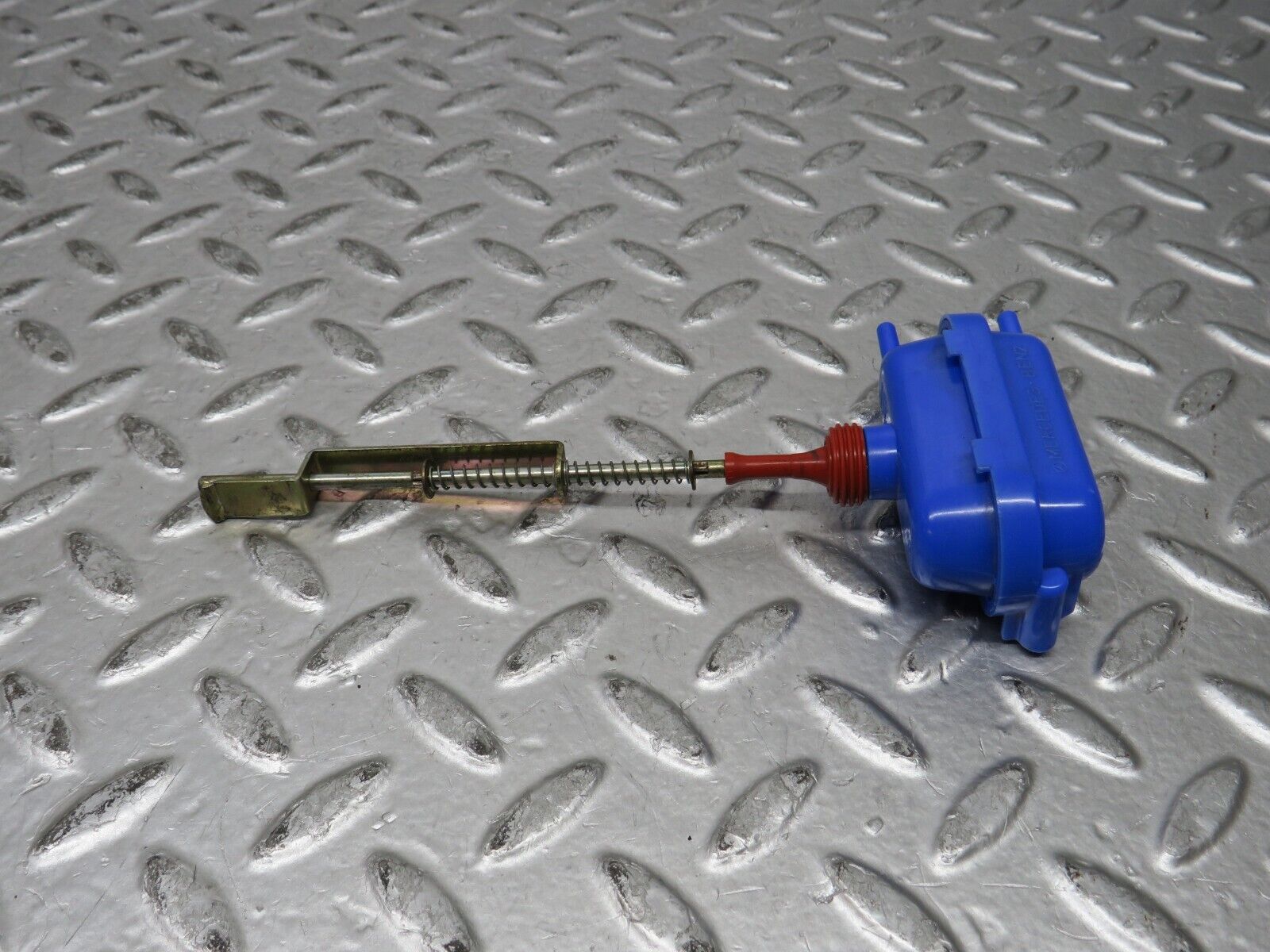 28658 Mercedes-Benz W123 230E Trunk Lock Vacuum Actuator