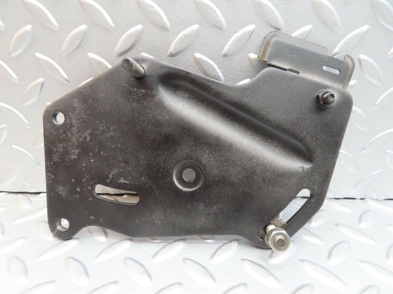 14435 Mercedes-Benz W116 350SE Power Steering Pump Bracket