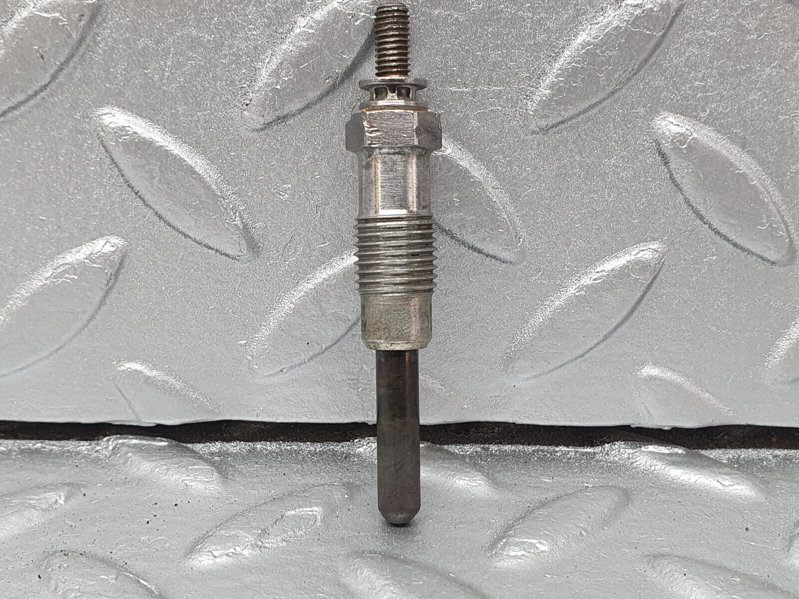 40845 Mercedes-Benz W123 300D Glow Plug Beru 0100221107