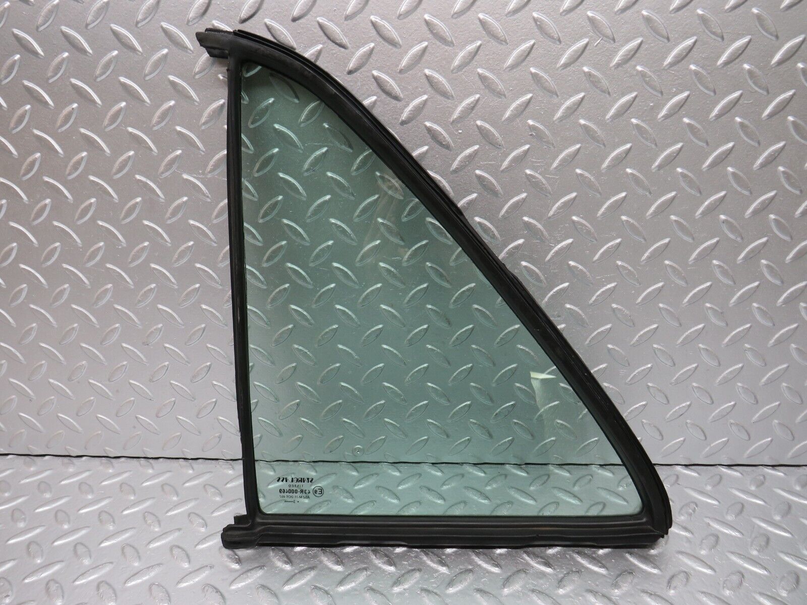 33142 Mercedes-Benz W123 Rear Right Quarter Window Glass 1237350224