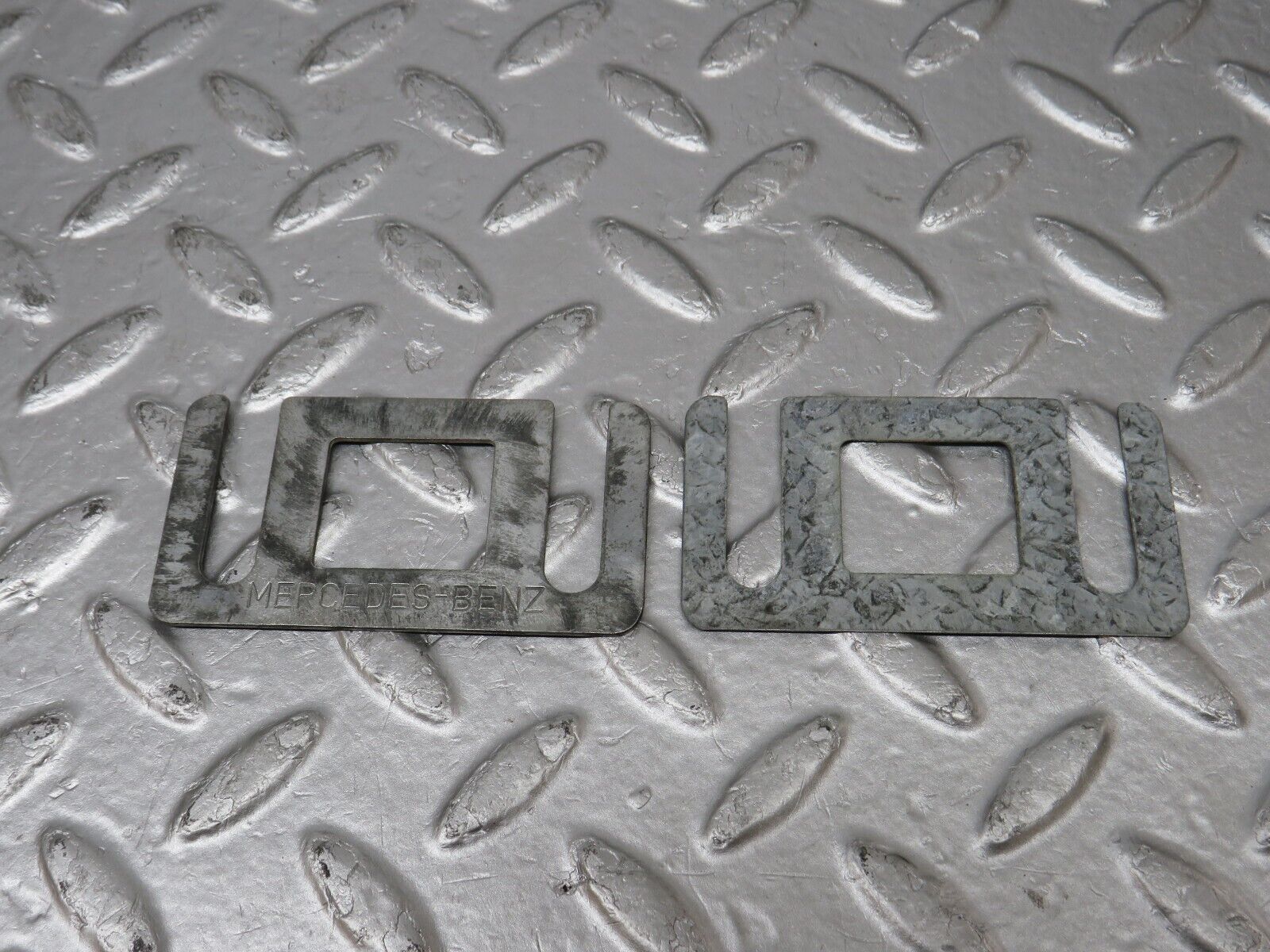 34425 Mercedes-Benz C126 380SEC Coupe Door Lock Latch Left Side