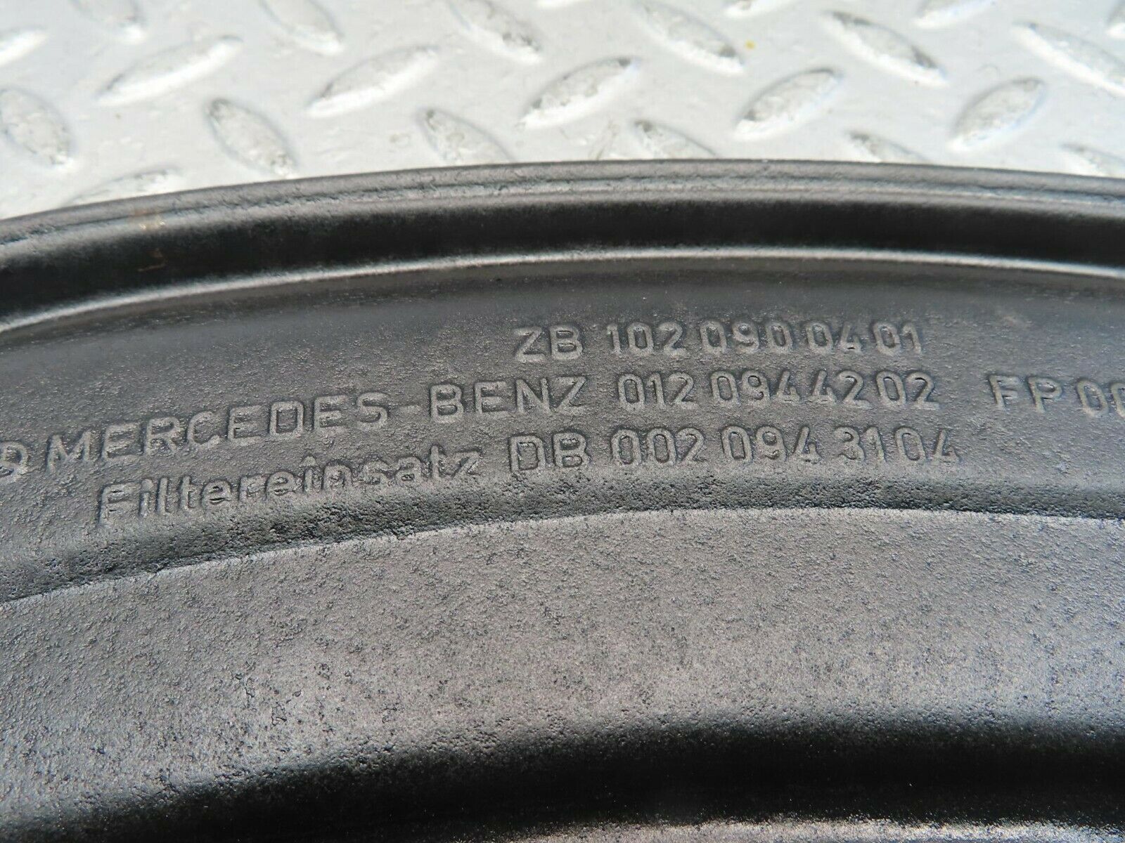 11402 Mercedes-Benz C123 230CE Coupe Air Filter Box Housing 1020900401