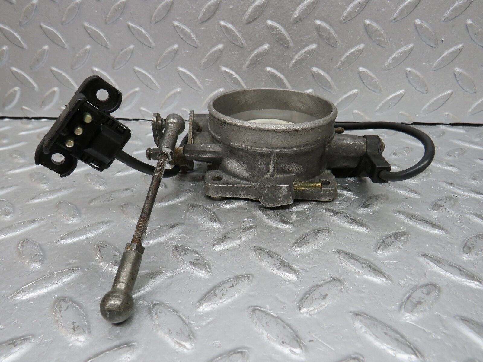 37113 Mercedes-Benz C126 420SEC Coupe Throttle Body Valve 0011407753