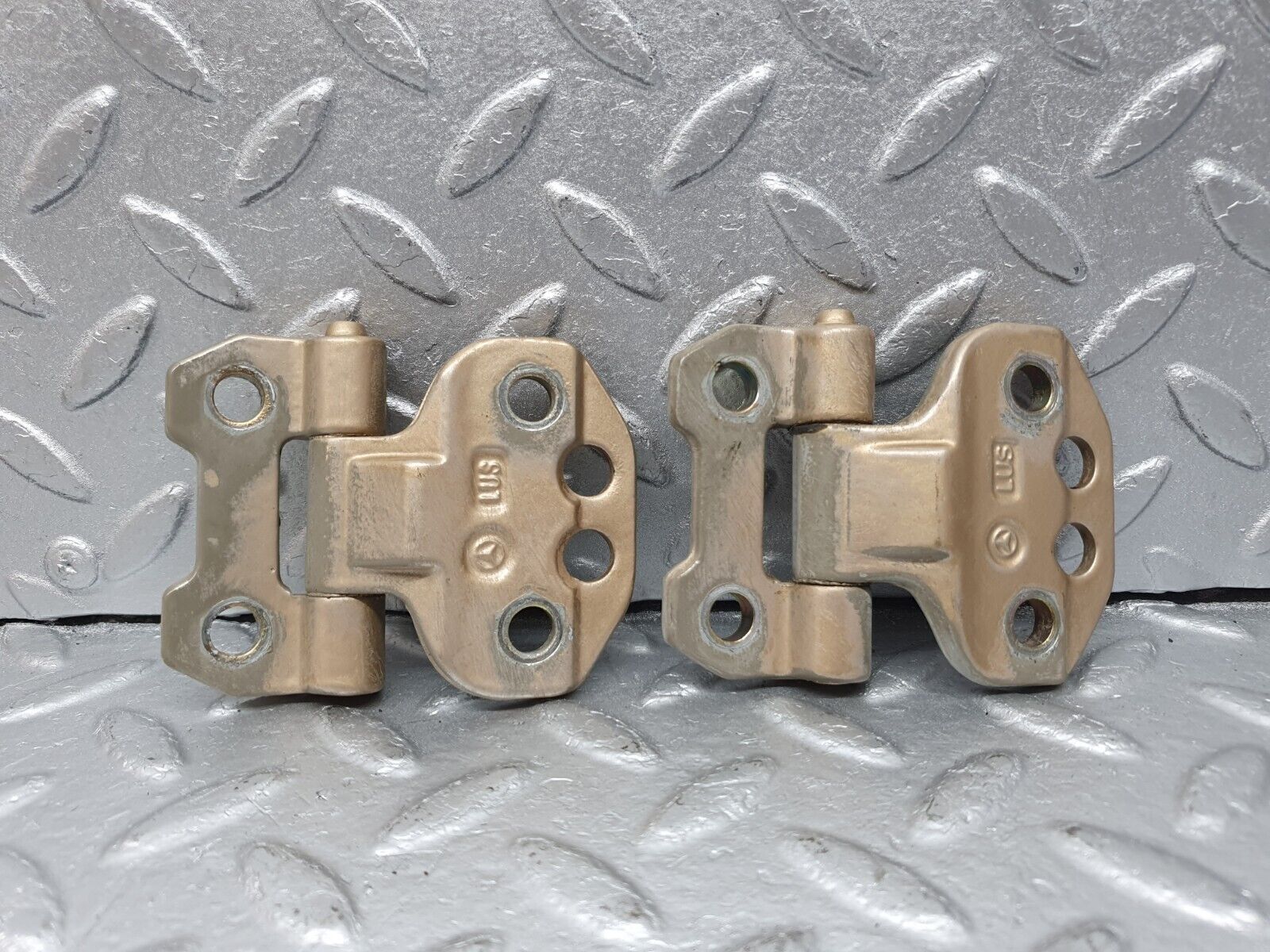 41531 Mercedes-Benz W124 200E Door Hinge Left Side