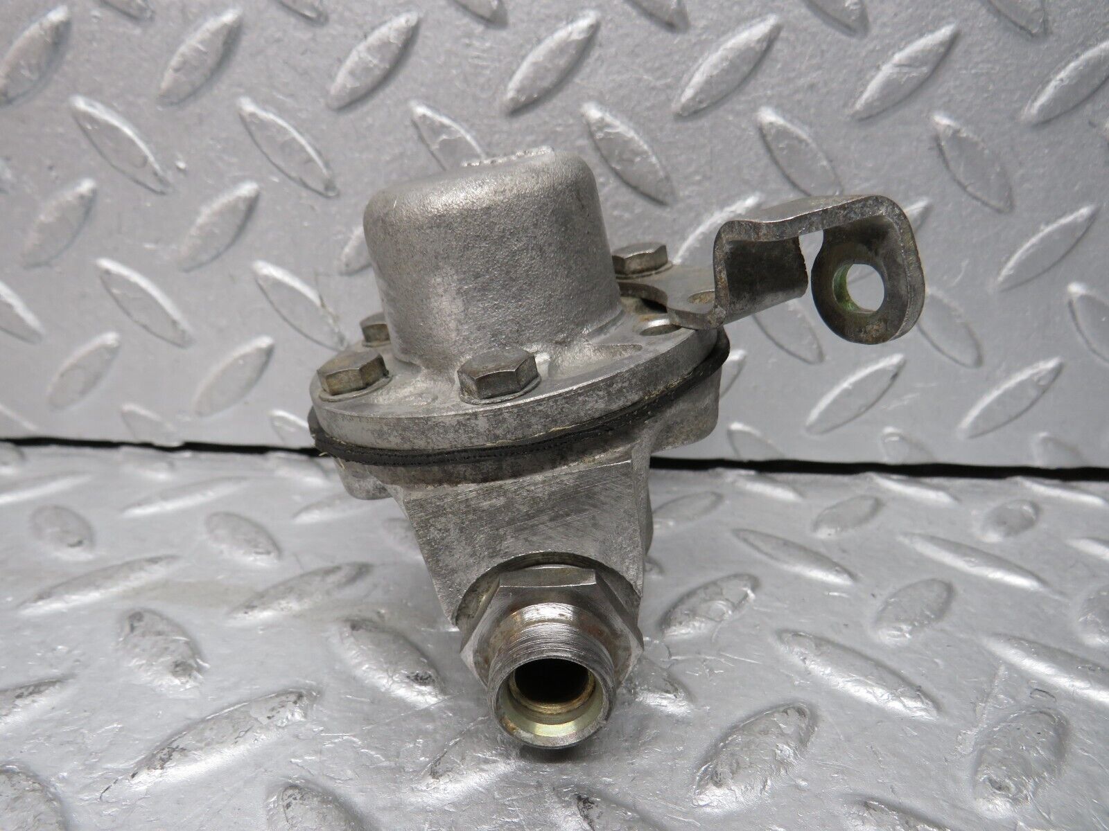 37647 Mercedes-Benz W109 300SEL Oil Pressure Damper 1161870094 1161870096