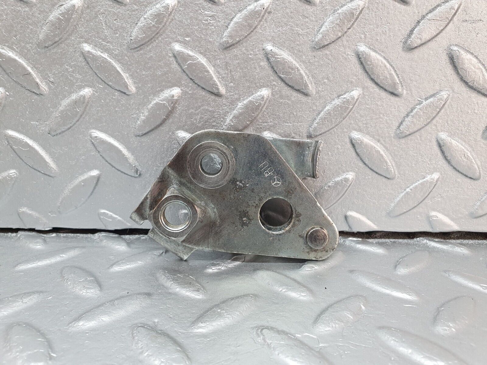 40796 Mercedes-Benz W123 300D Front Right Seat Belt Bracket