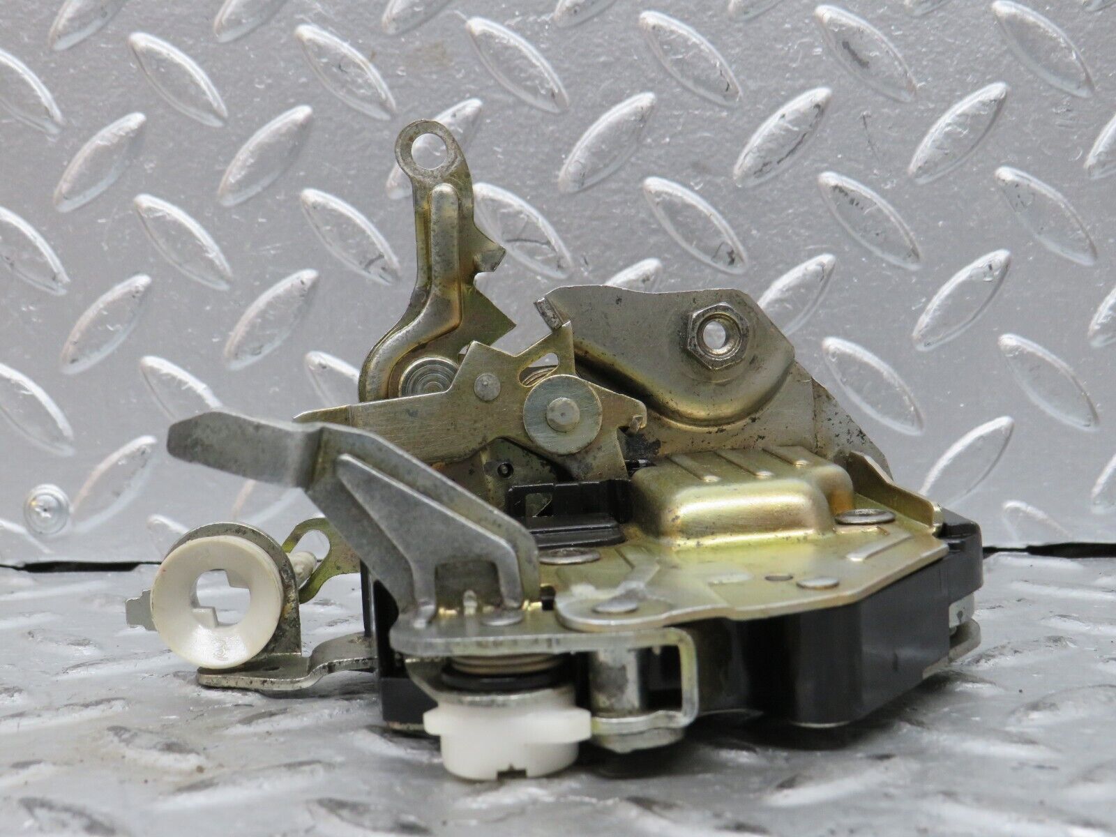 27669 Mercedes-Benz S124 300TE Wagon Front Right Door Lock Mechanism