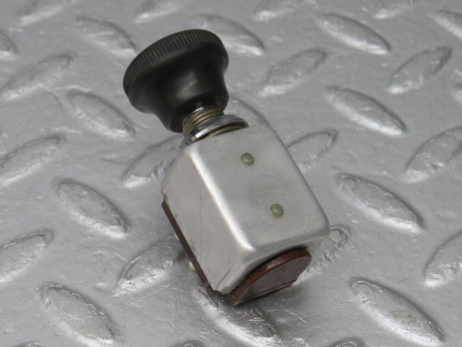 37529 Mercedes-Benz W109 300SEL 3 Pin Pull Switch 31263001