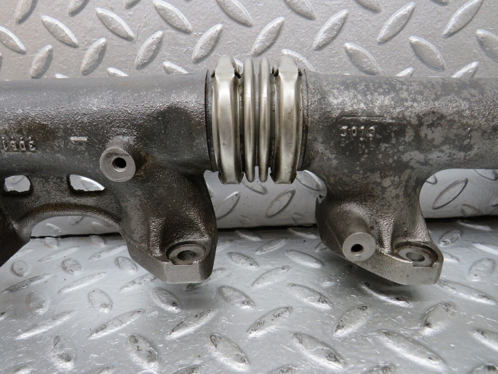 33119 Mercedes-Benz W126 380 V8 Exhaust Manifold Left 1161422302 1161422902