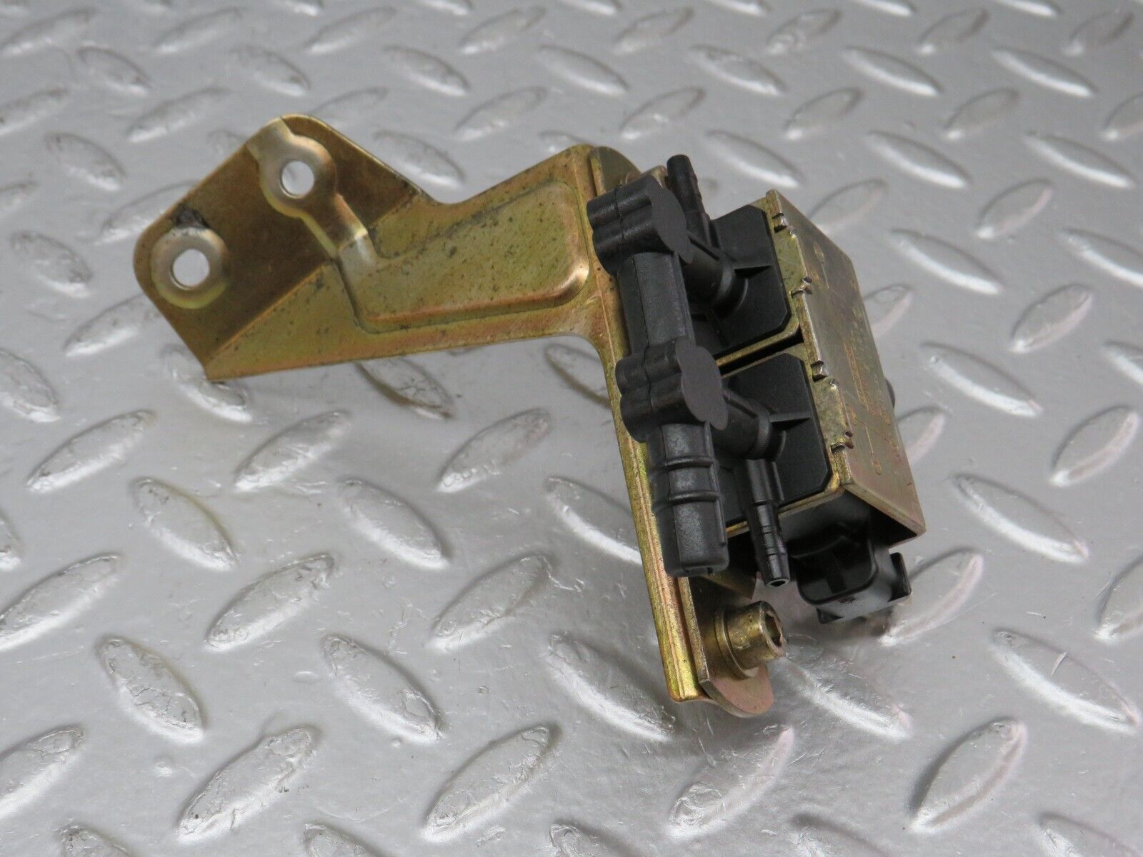 33384 Mercedes-Benz W202 C180 Solenoid Vacuum Valve 0025400697