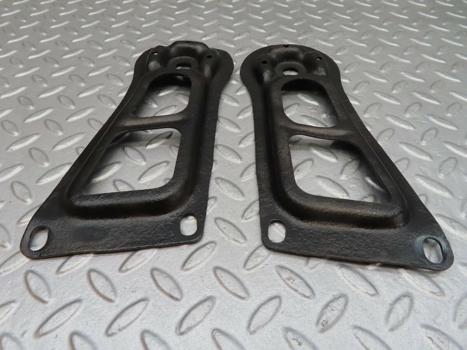 15991 Mercedes-Benz W123 280E Rear Suspension Axle Mounting Bracket