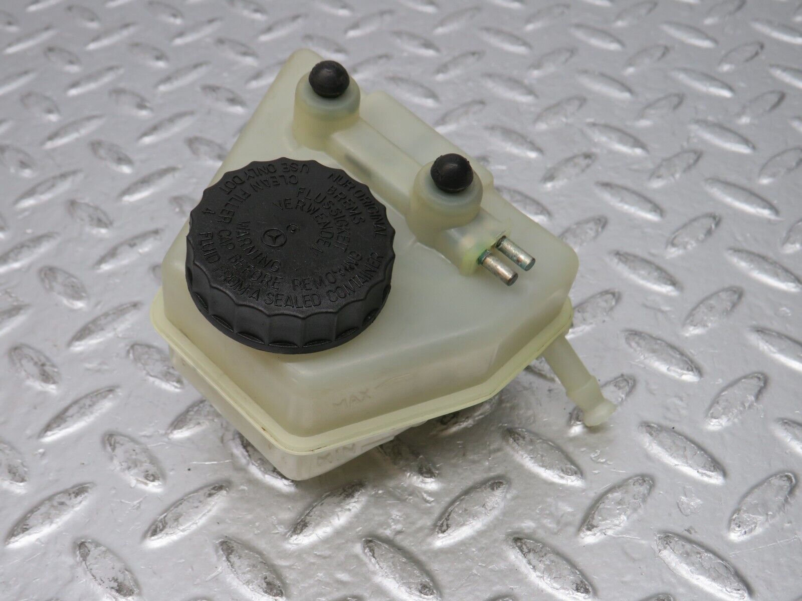 31811 Mercedes-Benz W201 190LE 1.8L Brake Fluid Reservoir Tank DBA