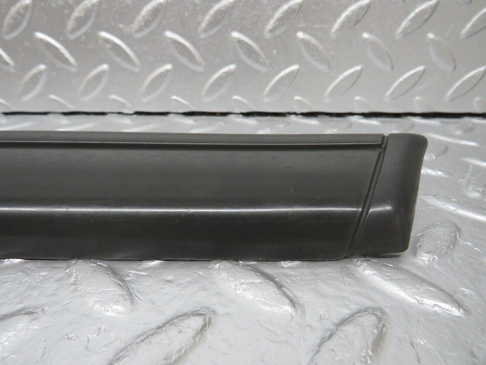 33996 Mercedes-Benz W124 260E Front Right Fender Wing Centre Moulding Trim