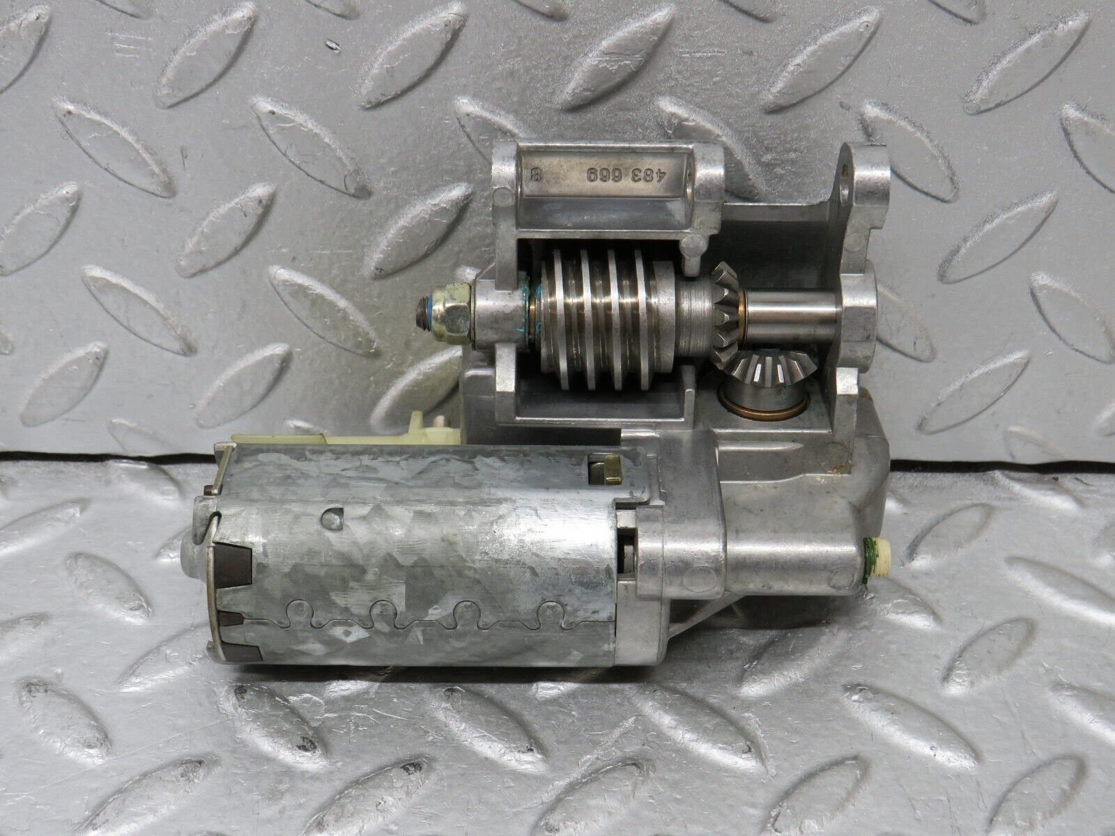 37989 Mercedes-Benz A124 320E Cabriolet Steering Column Adjustment Motor 1264600325