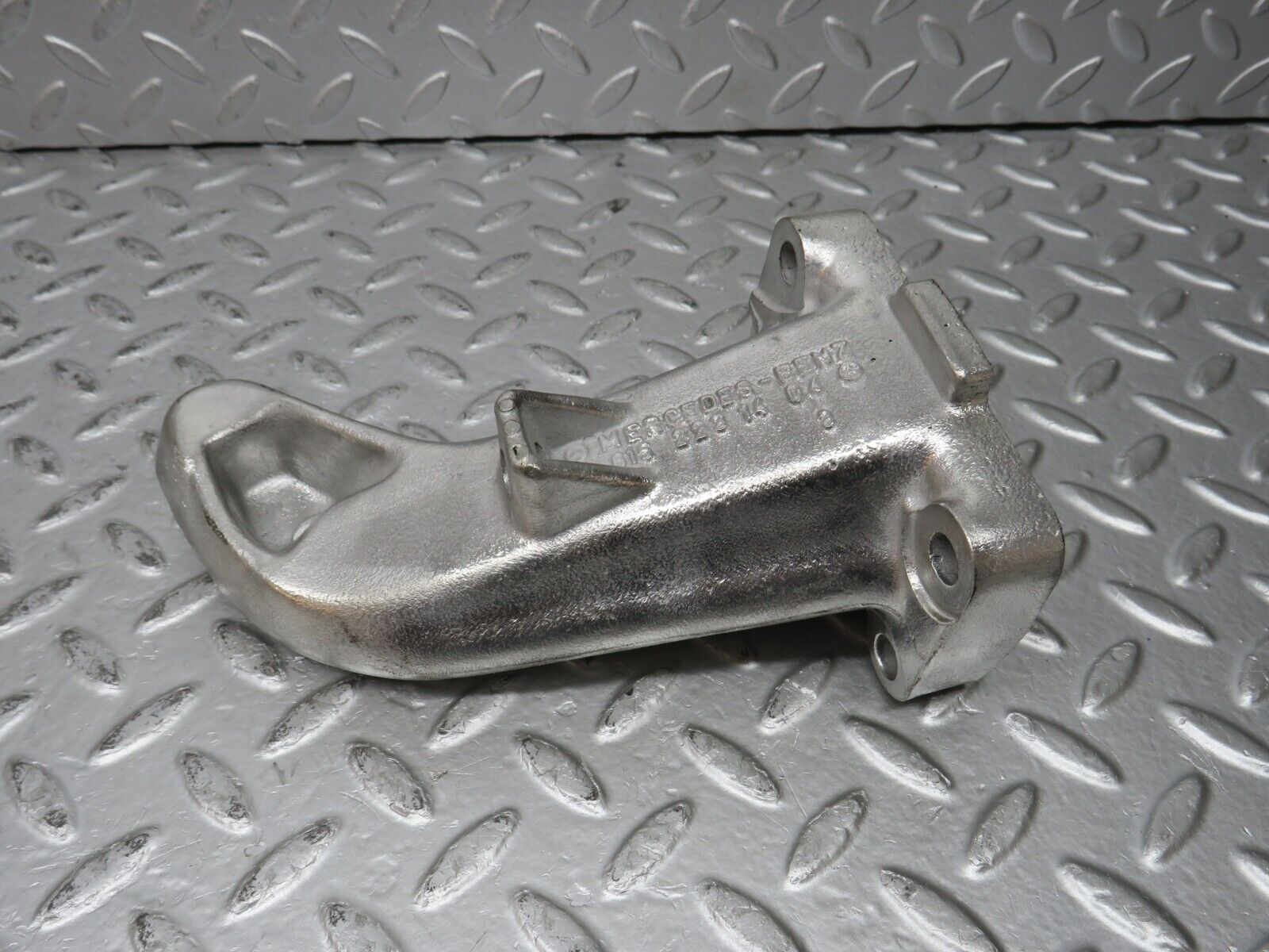 32888 Mercedes-Benz W123 300D Engine Mount Bracket Right Side 6152231404