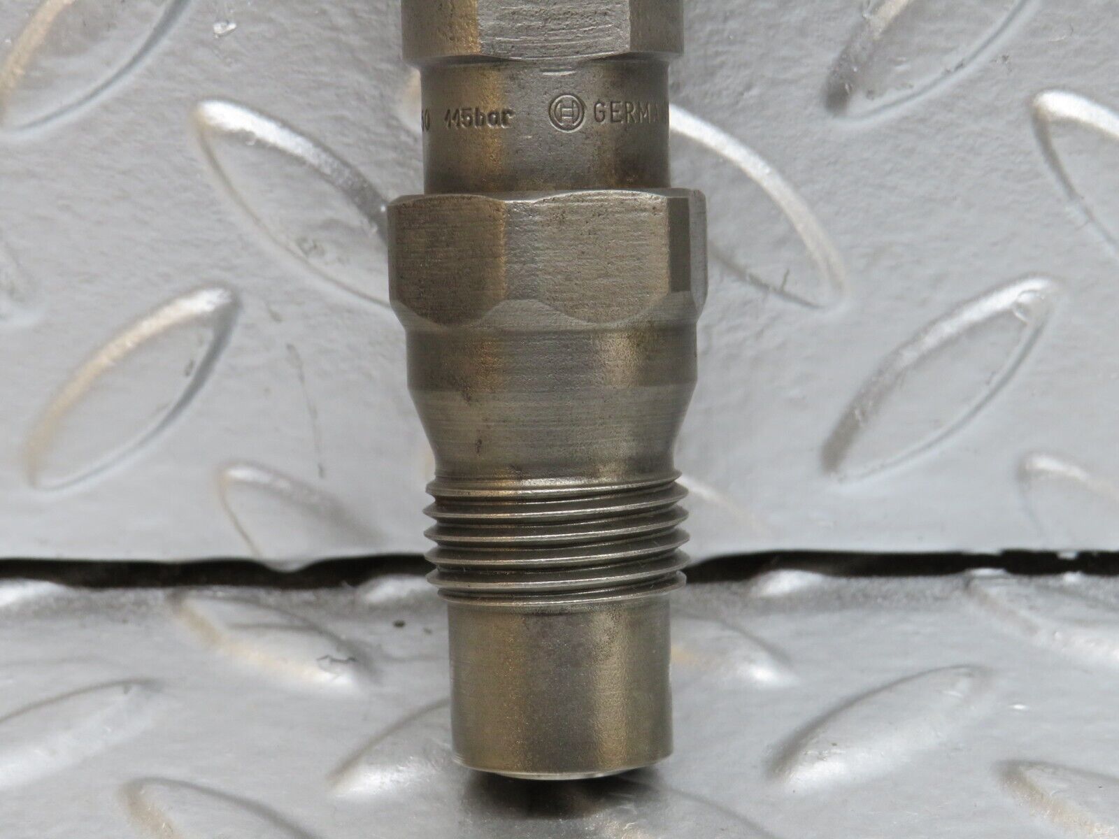 28505 Mercedes-Benz S123 240D Wagon Fuel Injector Bosch KCA30S35/4