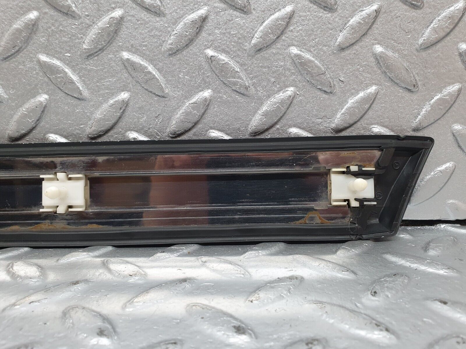 41426 Mercedes-Benz W124 200E Front Left Fender Wing Centre Moulding Trim