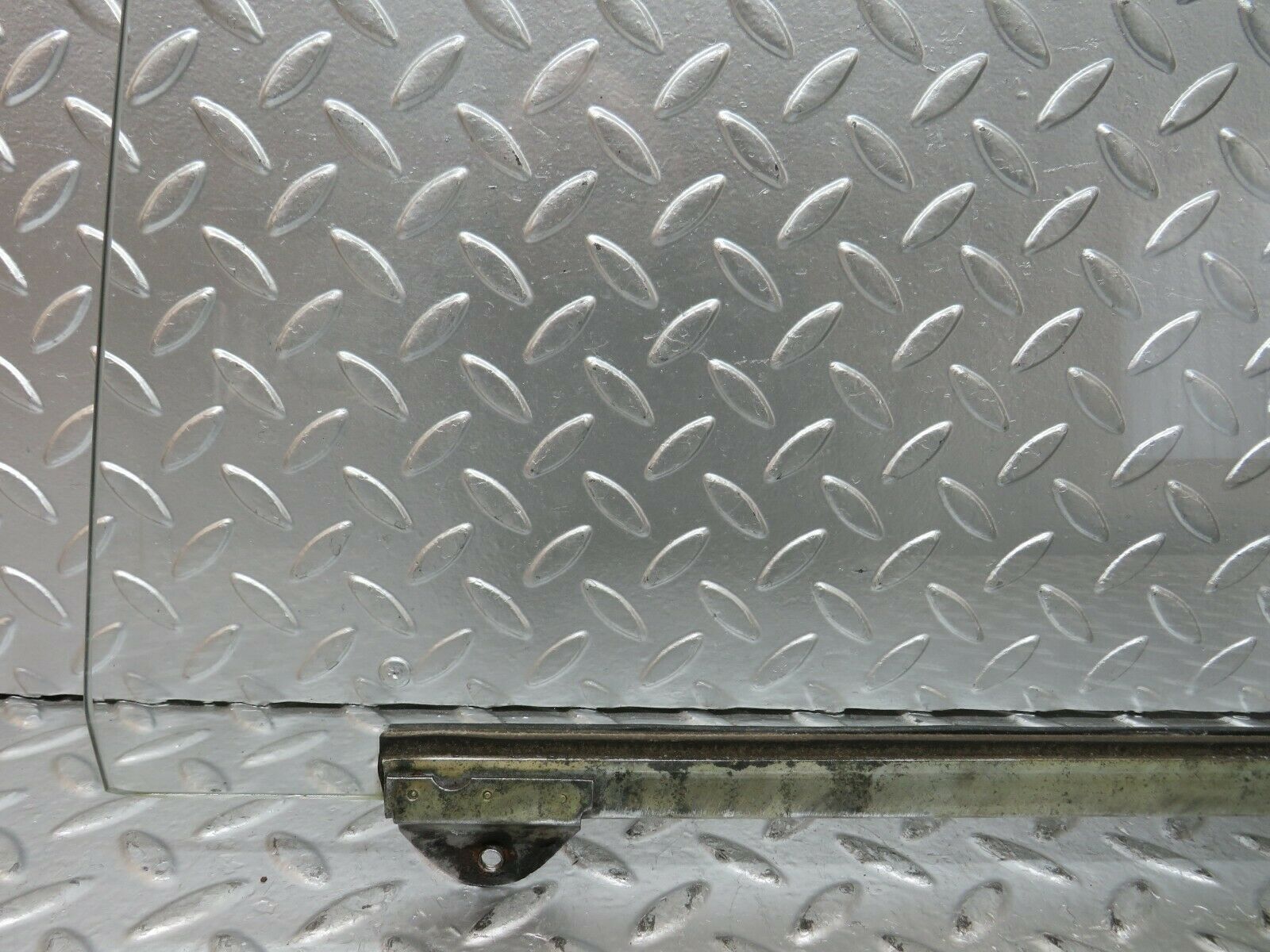 23652 Mercedes-Benz W114 280E Front Left Door Window Glass