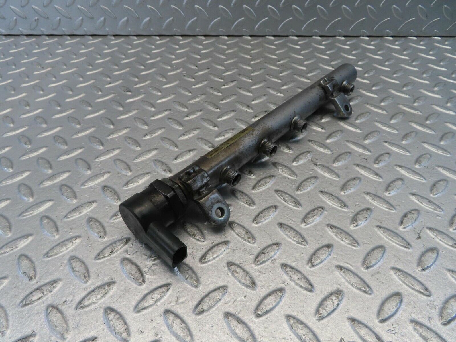 11208 Mercedes-Benz W221 S320 Fuel Rail Left Side With Pressure Sensor