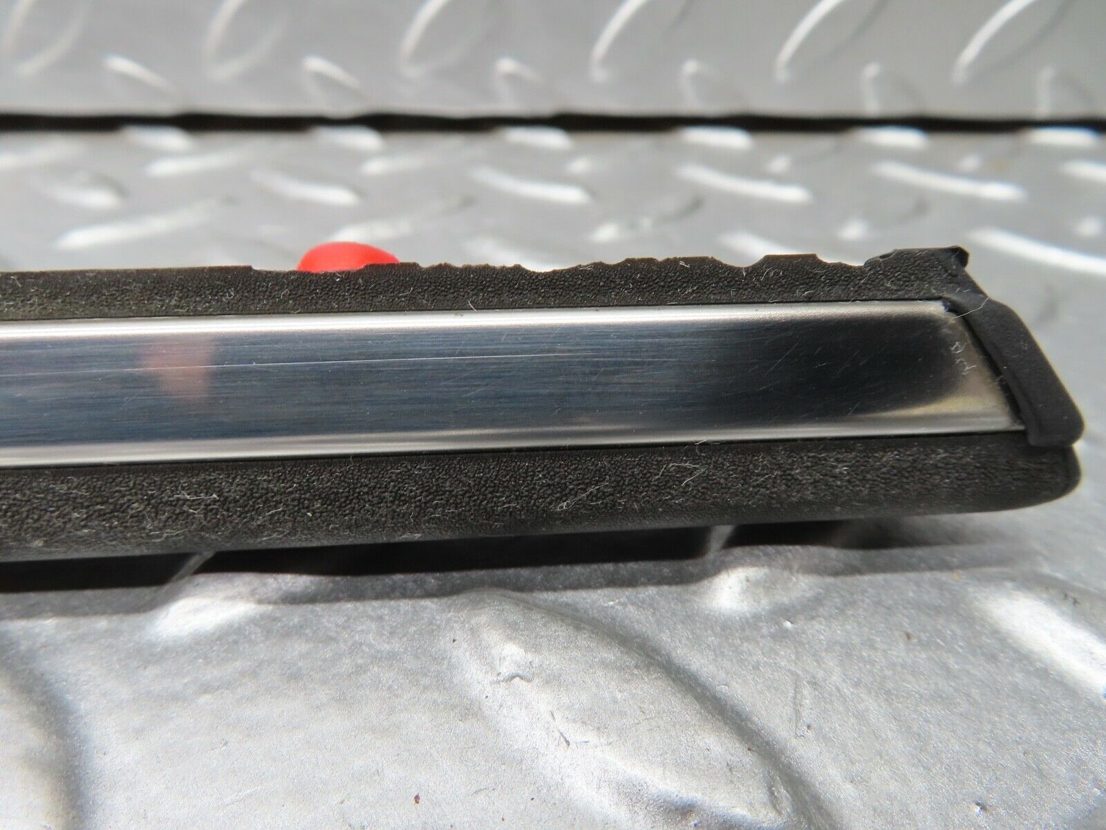 21102 Mercedes-Benz W123 230E Front Left Fender Wing Centre Moulding Trim