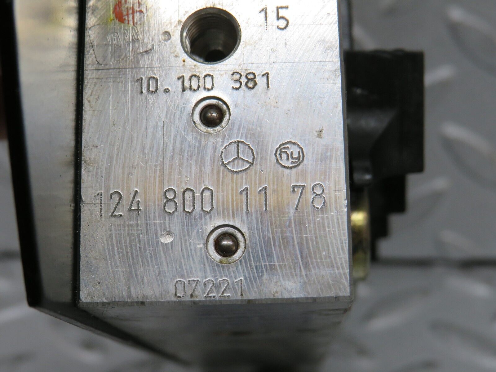 37986 Mercedes-Benz A124 320E Cabriolet Soft Top Hydraulic Valve Block Left 1248001178