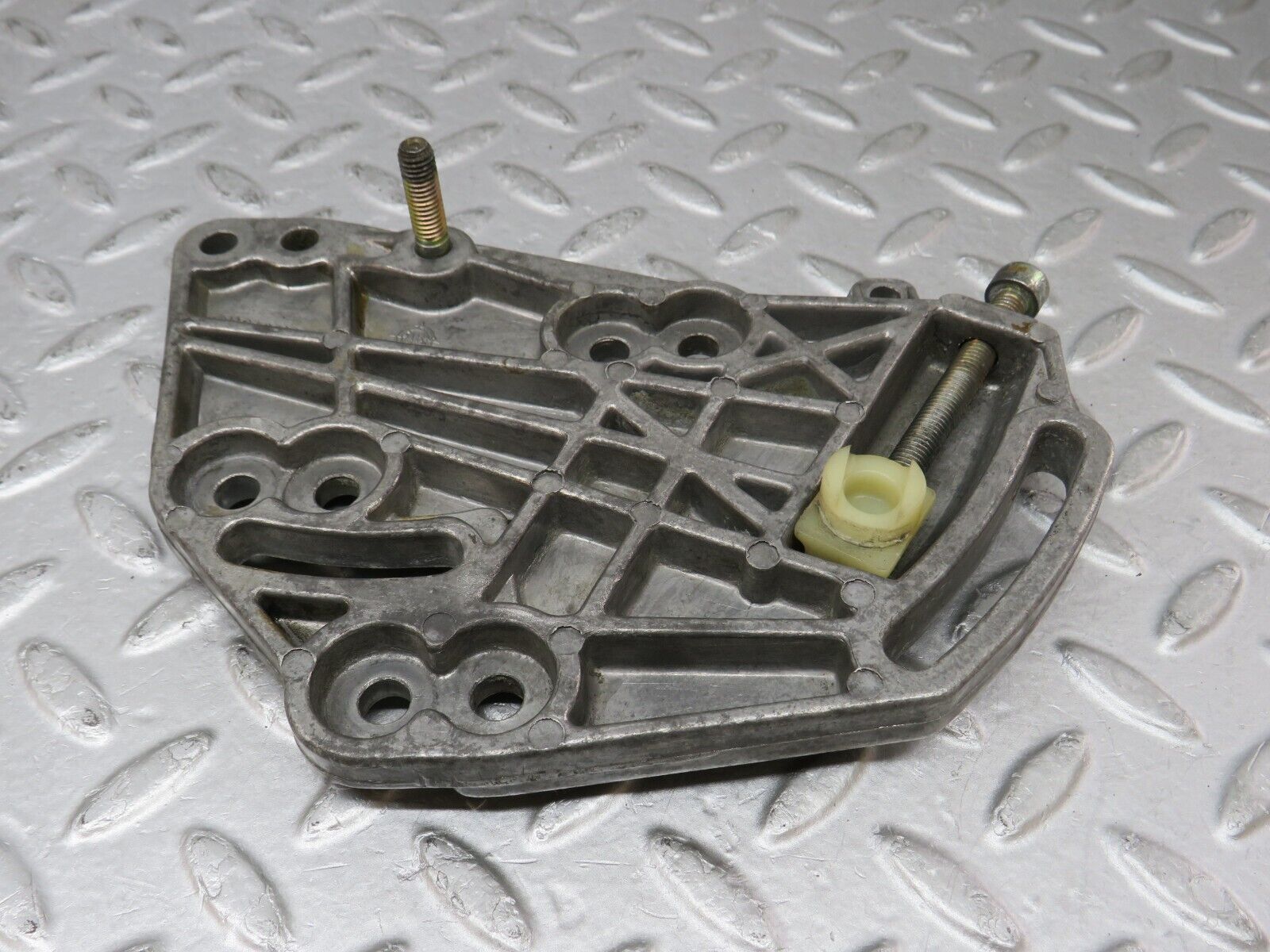 36259 Mercedes-Benz W126 420SE Power Steering Pump Tensioner Bracket 1174661241