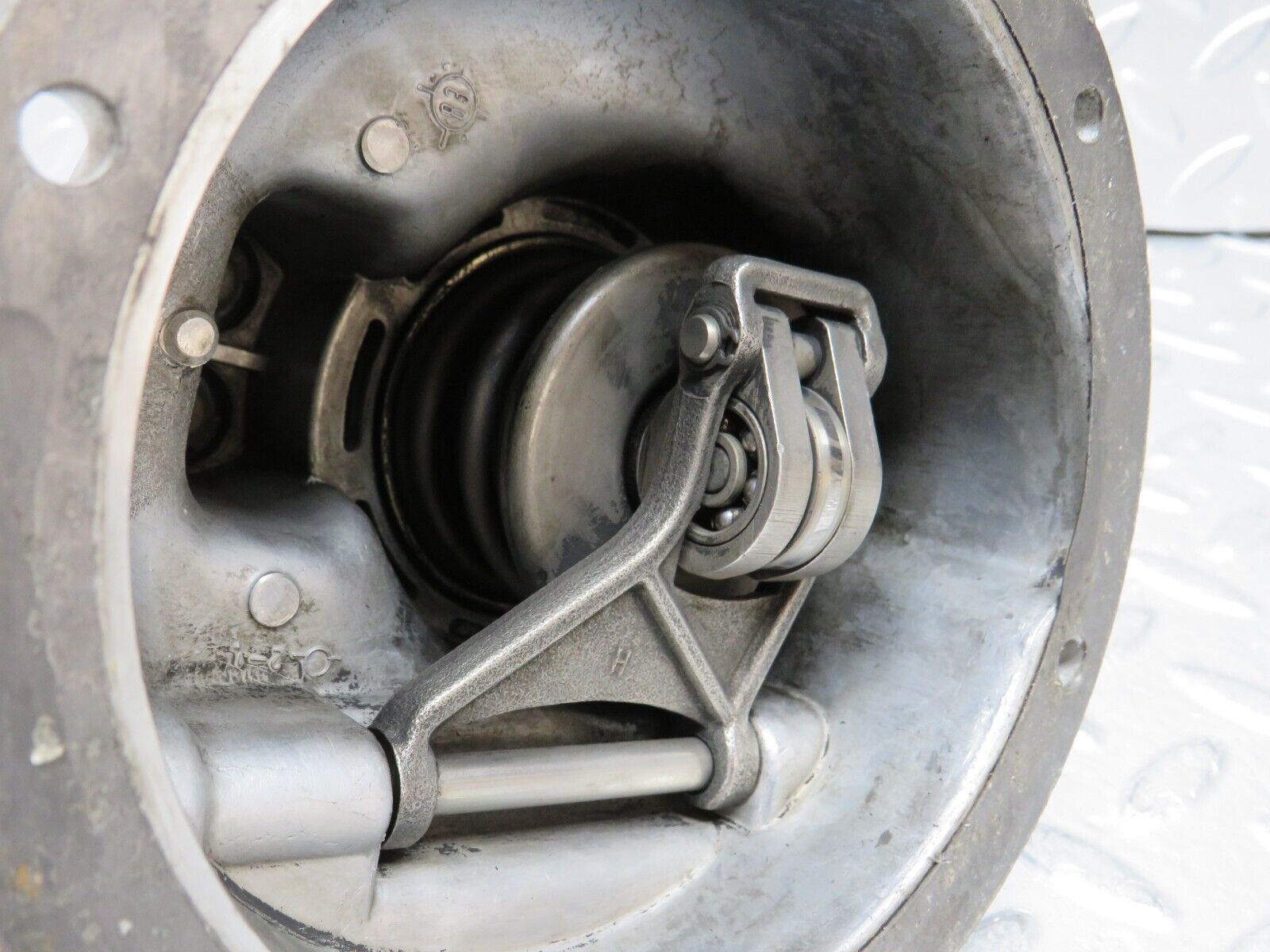 26941 Mercedes-Benz W123 240D Vacuum Pump Pierburg 7.2054700 / 0003013653328