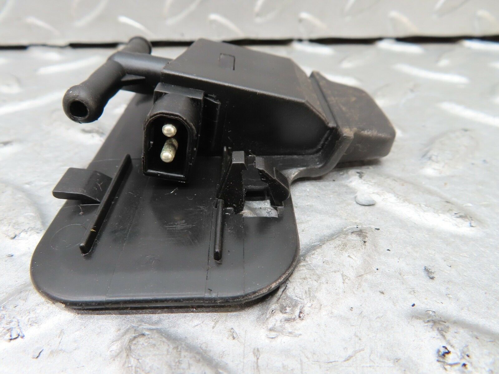 19615 Mercedes-Benz C140 CL420 Coupe Windshield Washer Nozzle 2108601847