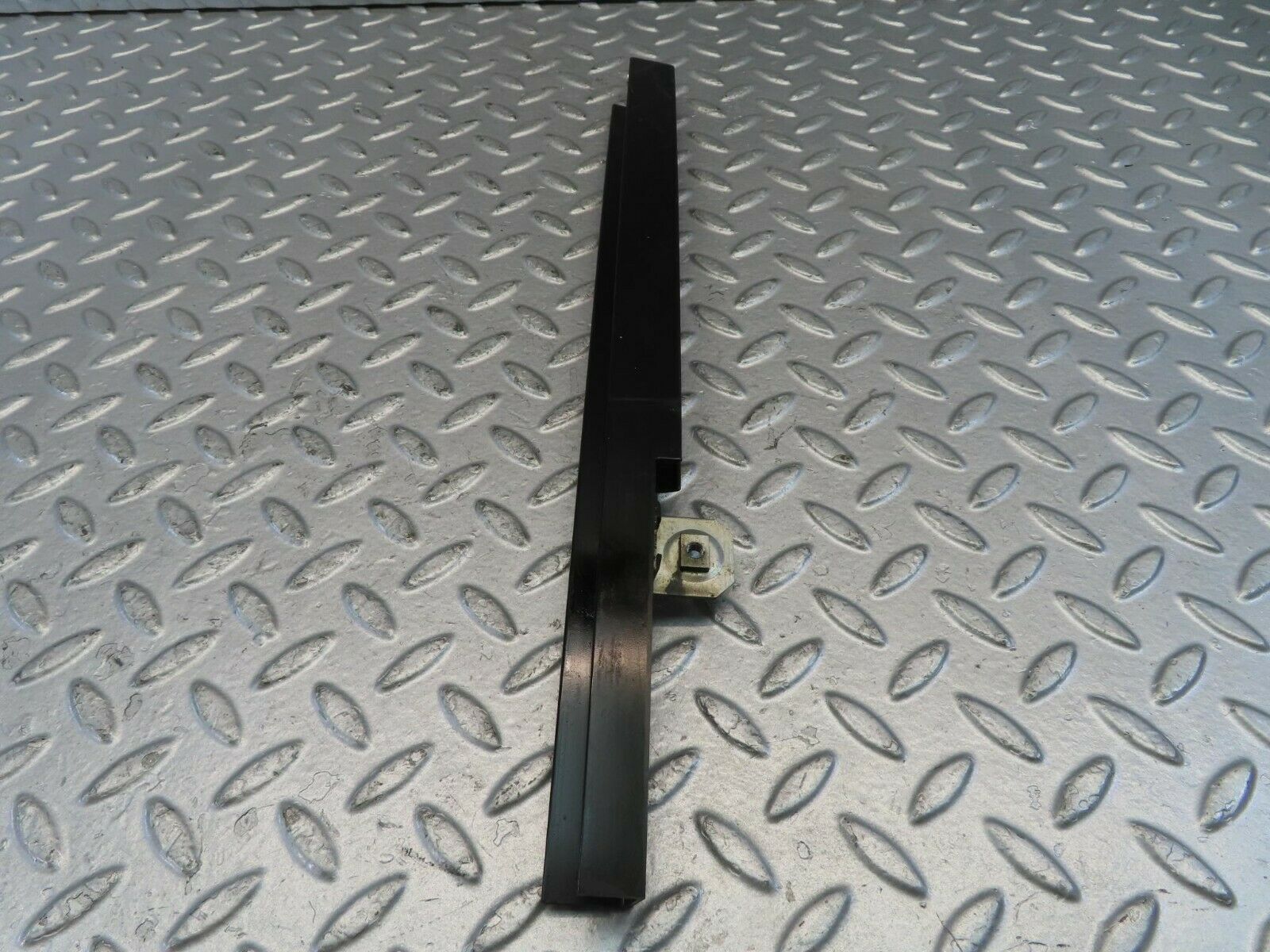 11200 Mercedes-Benz W221 S320 Rear Left Door Window Channel 2217300119