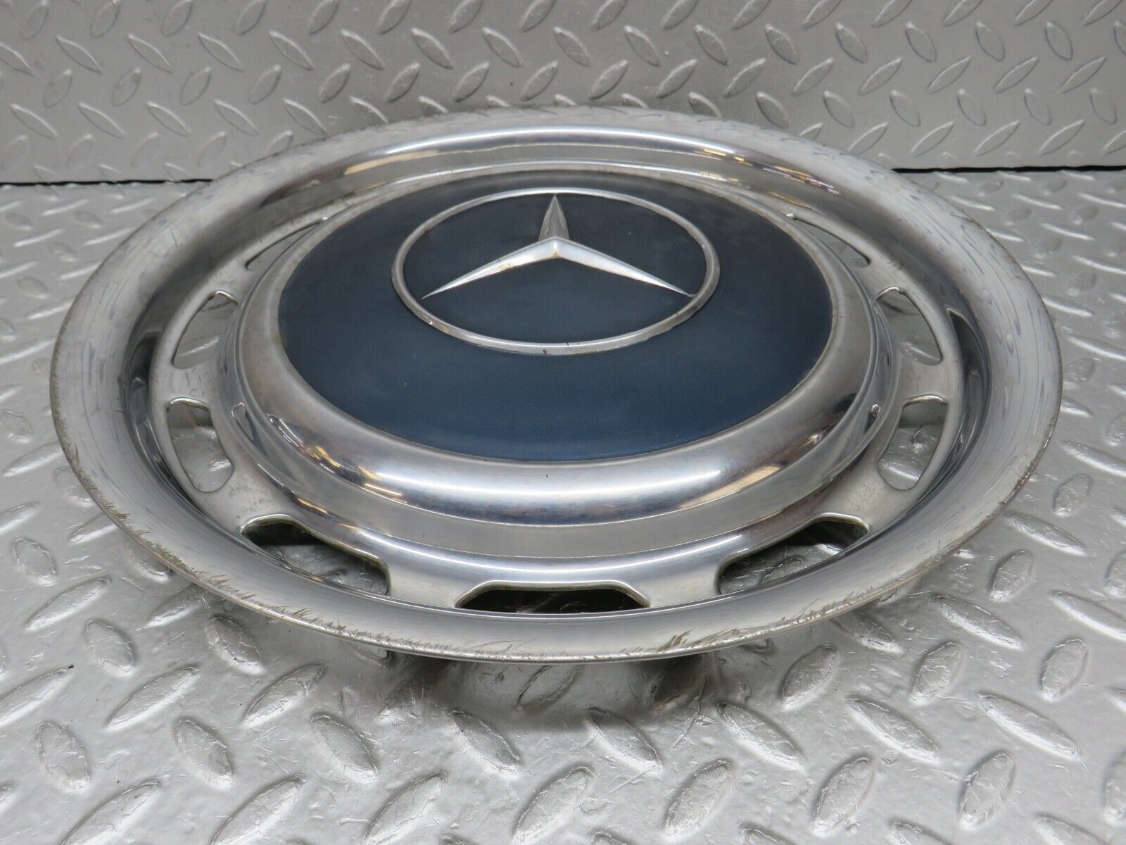 37465 Mercedes-Benz W109 300SEL Wheel Hub Cap 14"