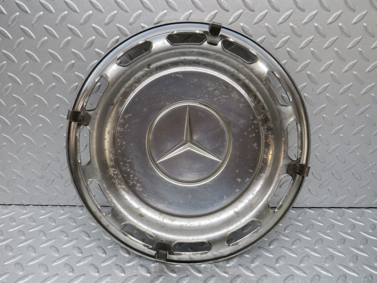 37465 Mercedes-Benz W109 300SEL Wheel Hub Cap 14"