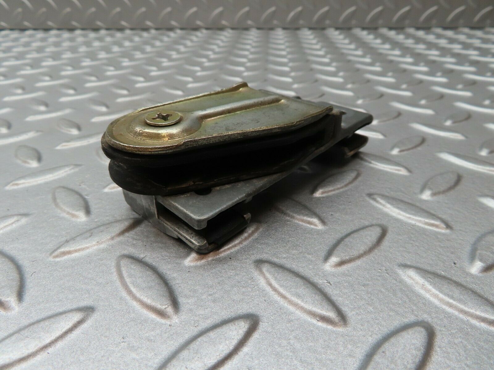 4139 Mercedes-Benz C123 280CE Fixing Clip To The Door Glass 1237250132