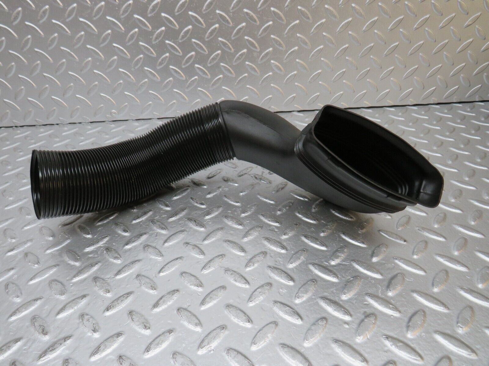 30612 Mercedes-Benz W201 190E 2.0L Air Duct Pipe Hose Right 2018311846