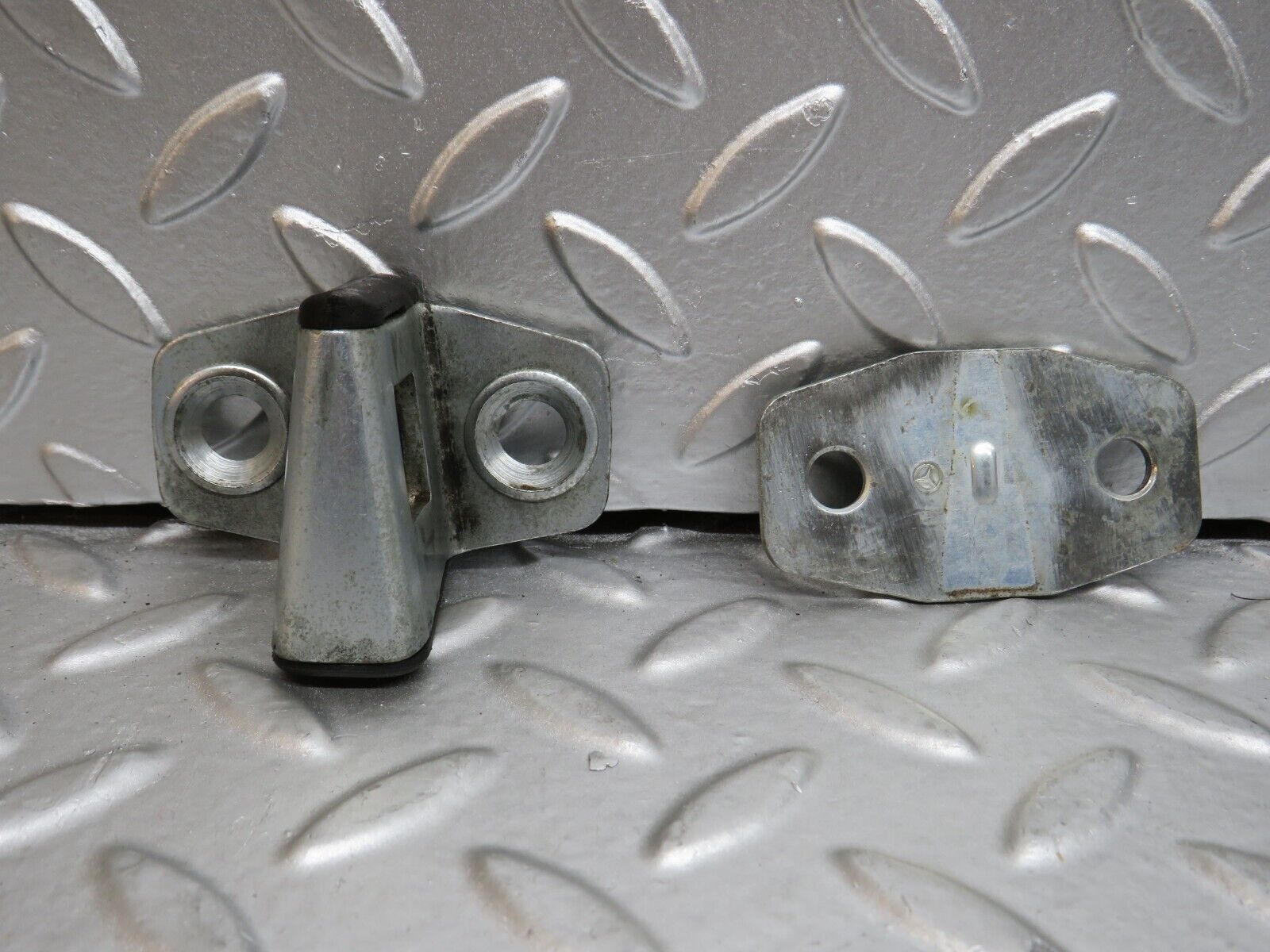 29573 Mercedes-Benz W124 230E Door Lock Latch