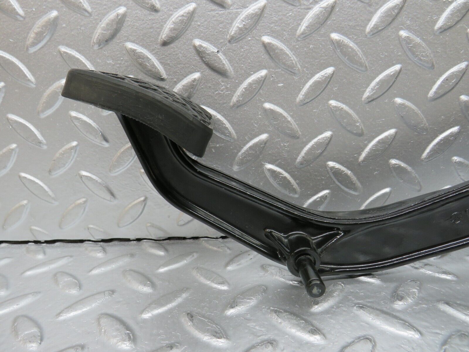 31350 Mercedes-Benz S124 220TE Clutch Pedal 1242900316 2012910282