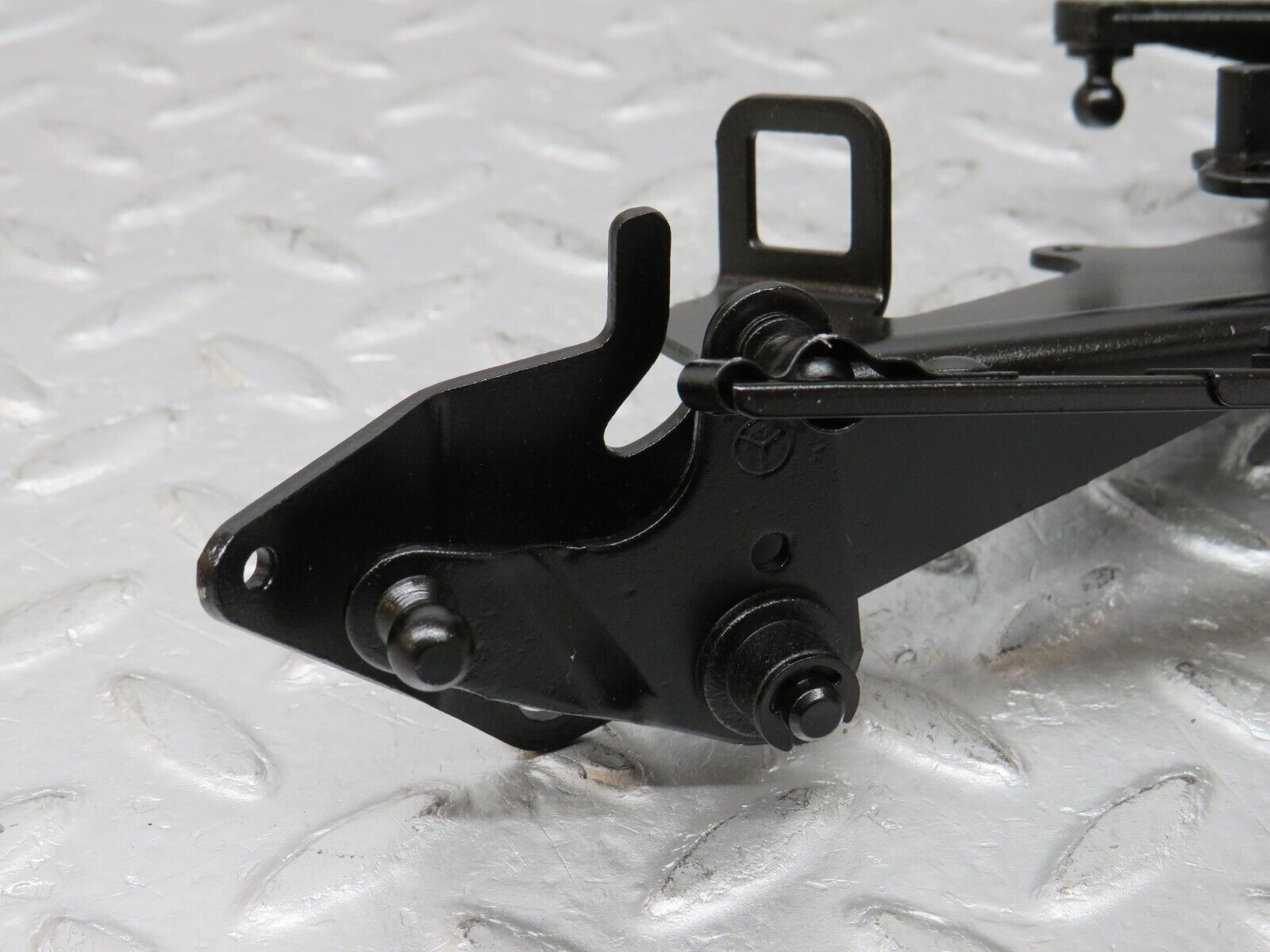 38118 Mercedes-Benz A124 320E Cabriolet Throttle Linkage 1040702321