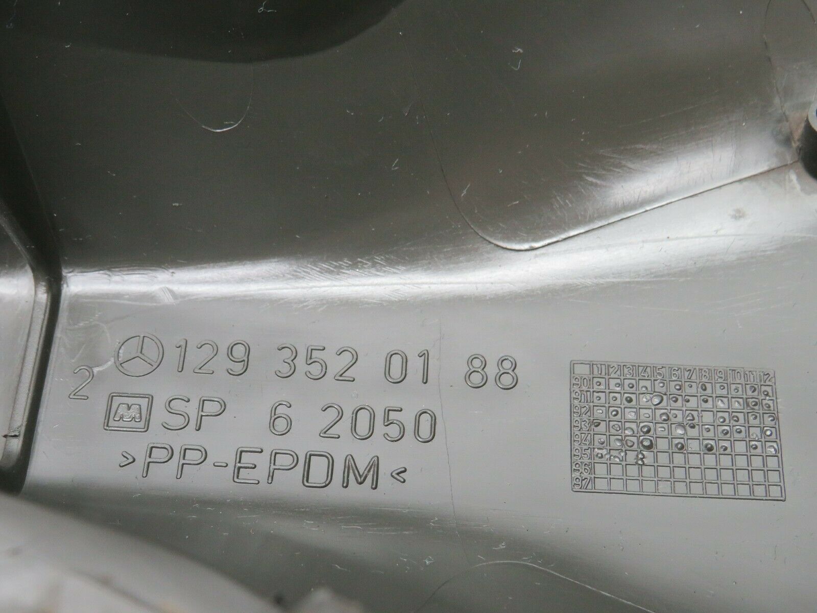 22427 Mercedes-Benz C124 E220 Coupe Rear Control Arm Cover 1293520188