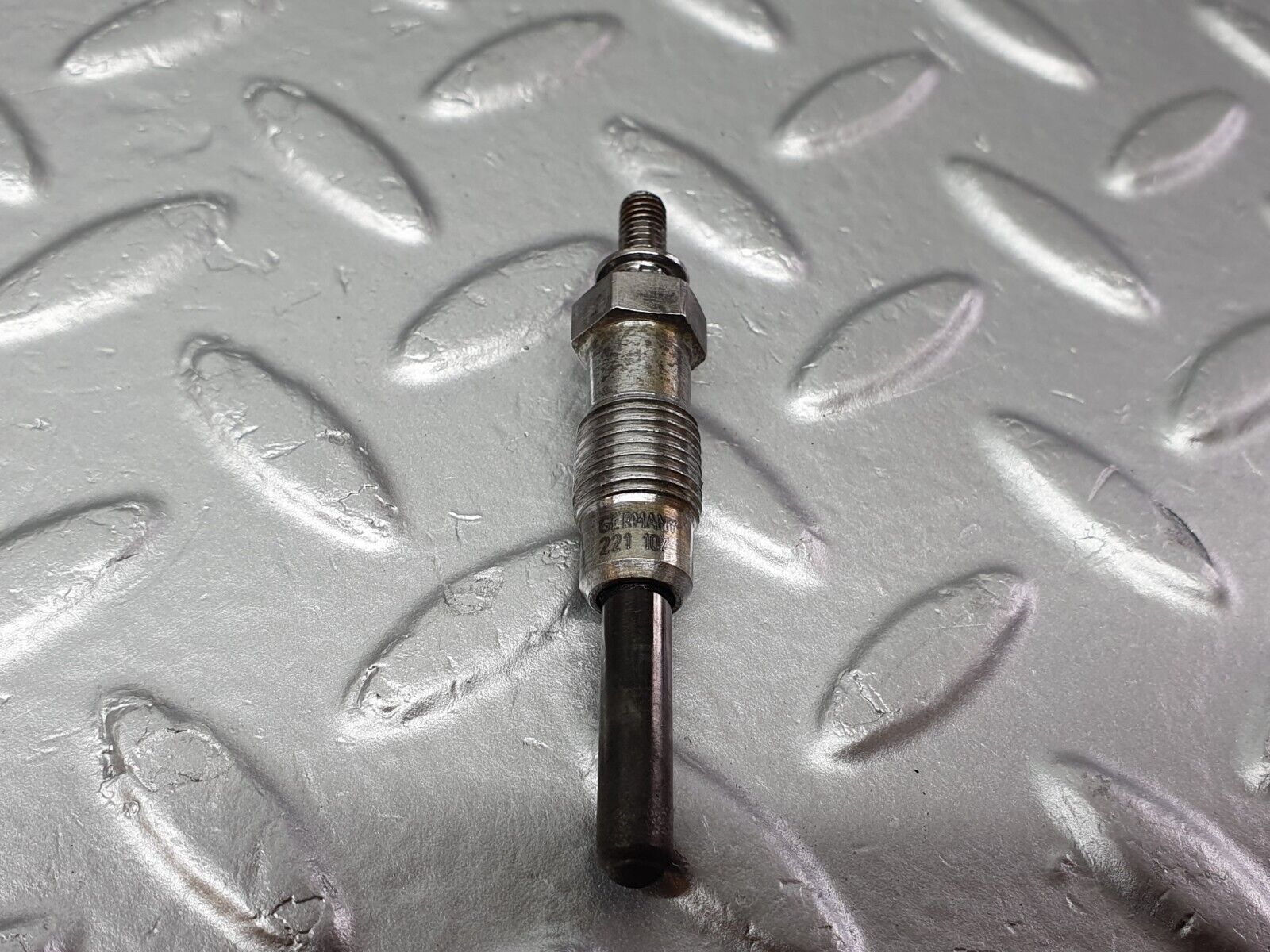 40846 Mercedes-Benz W123 300D Glow Plug Beru 0100221107