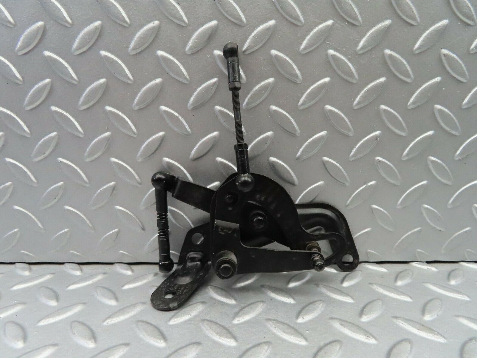 7105 Mercedes-Benz C107 350SLC Coupe throttle linkage