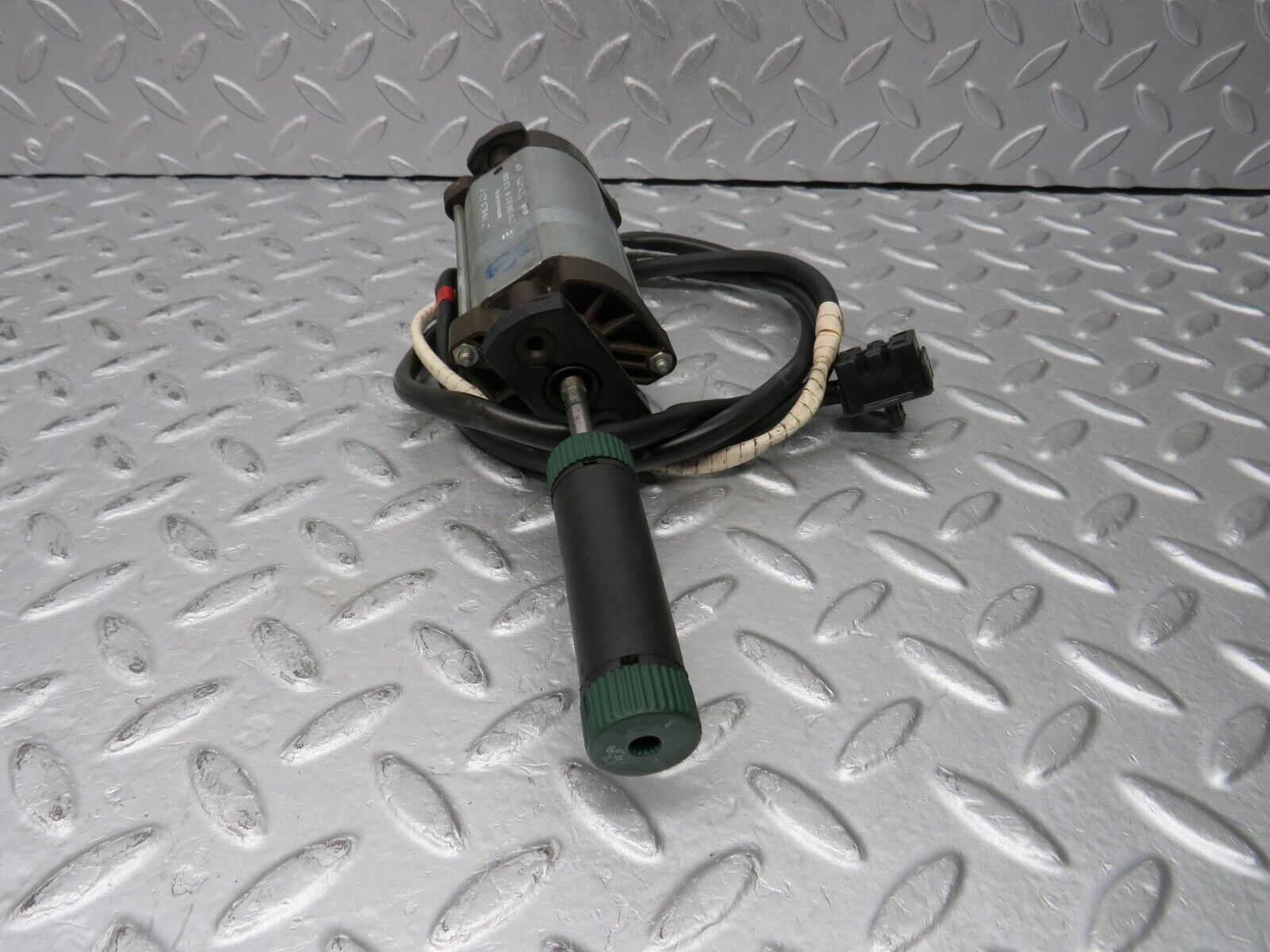 36849 Mercedes-Benz R129 300SL-24 Front Left Seat Adjustment Motor Bosch 1298206142 0130008047