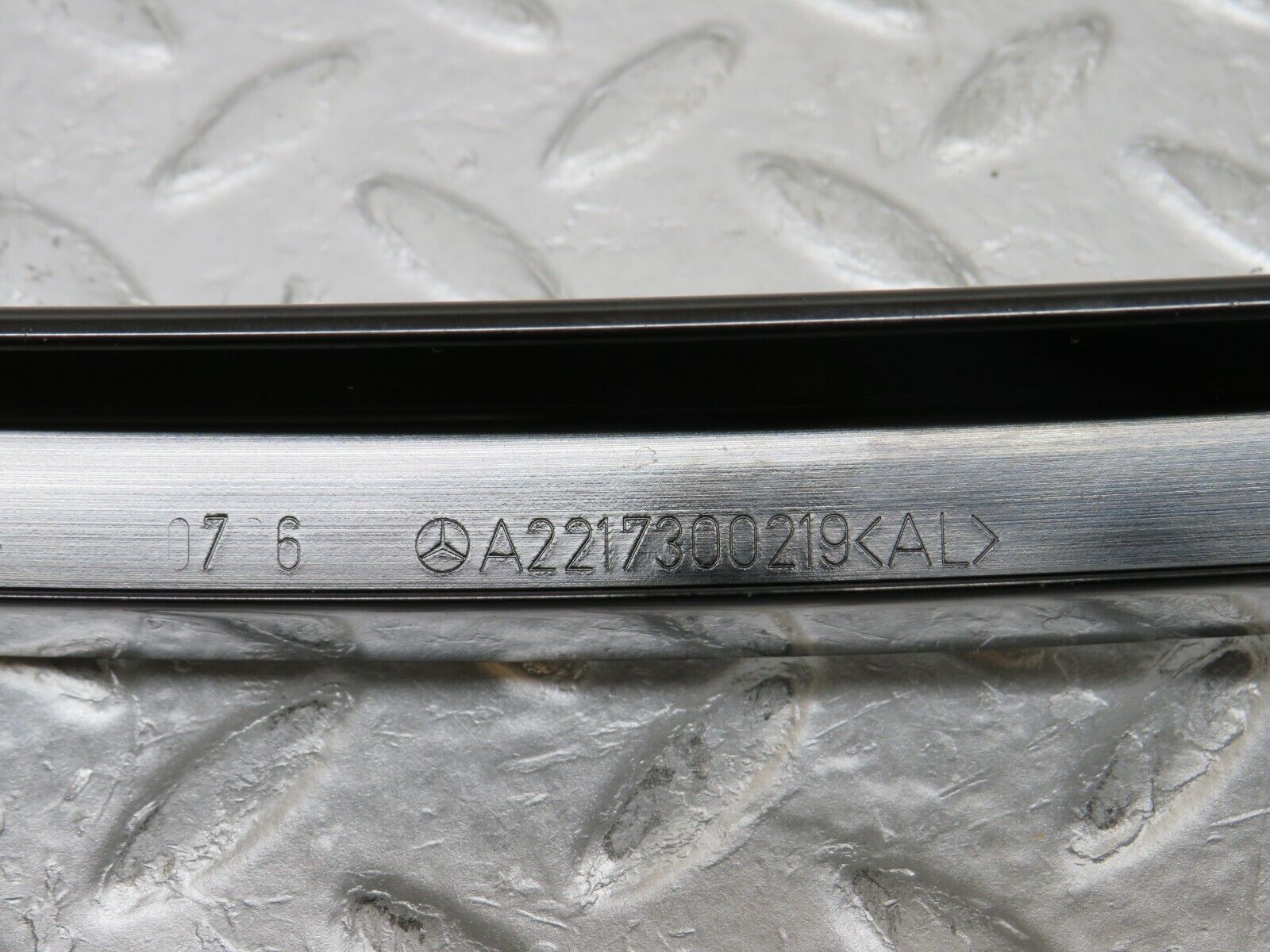 35256 Mercedes-Benz W221 Rear Right Door Window Channel 2217300219