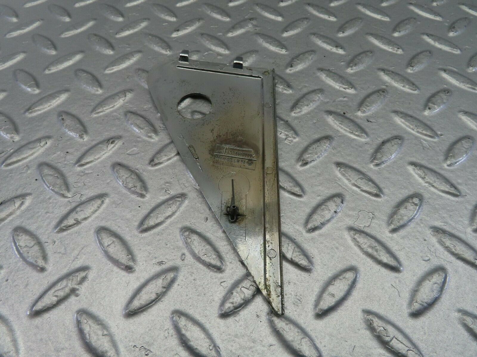 10858 Mercedes-Benz W123 230E Mirror Triangle Cover Right 1237250811