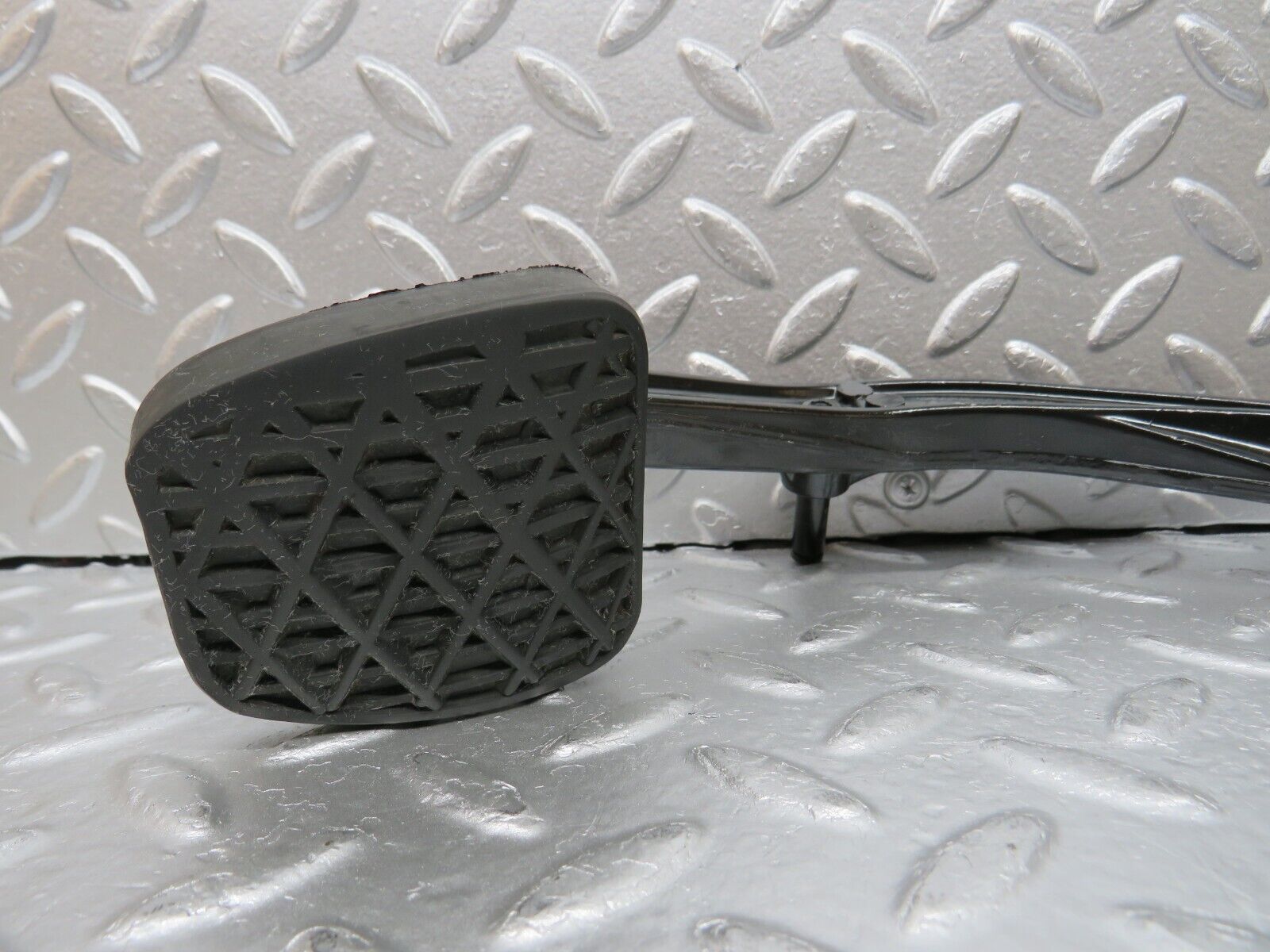 31350 Mercedes-Benz S124 220TE Clutch Pedal 1242900316 2012910282