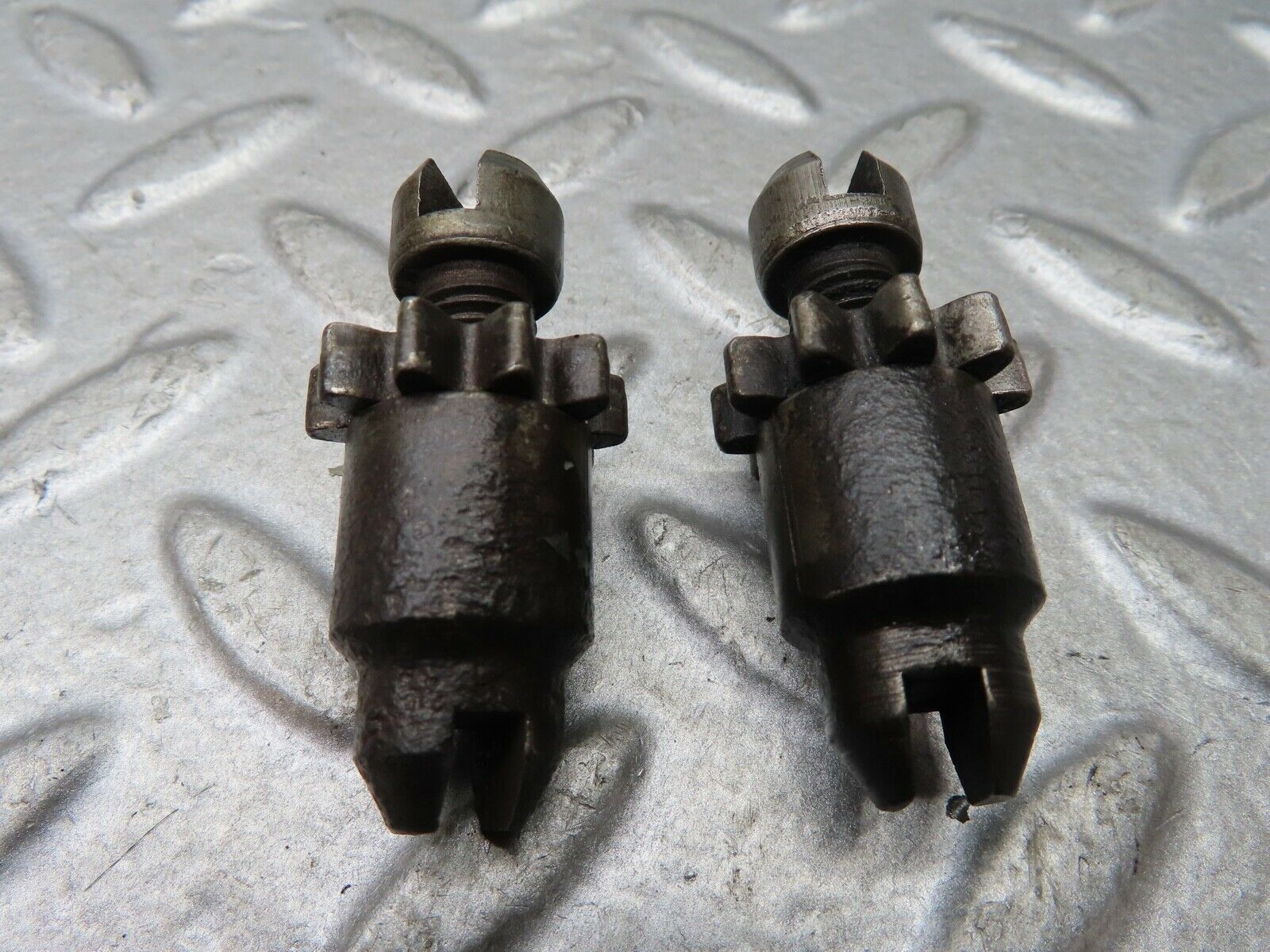 19207 Mercedes-Benz W123 300D Handbrake Shoe Fitting