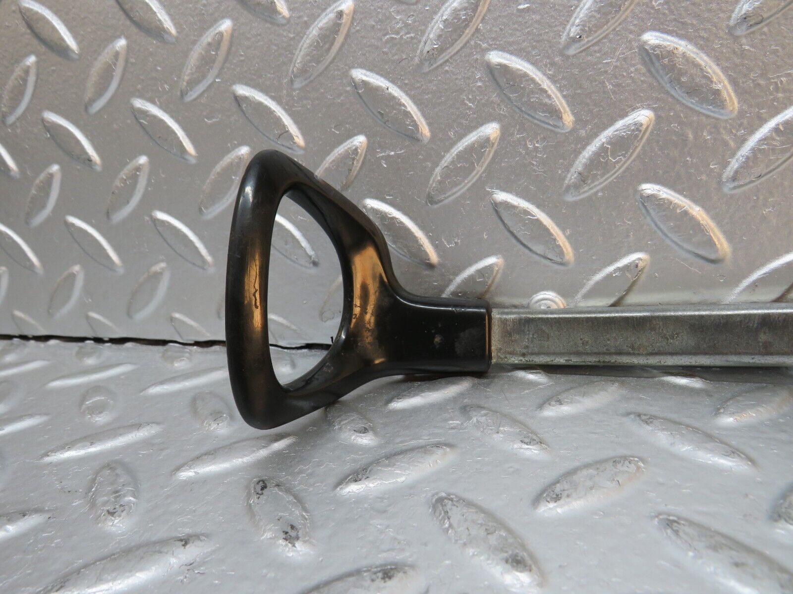 31174 Mercedes-Benz W123 230E Front Right Seat Sliding Adjust Handle