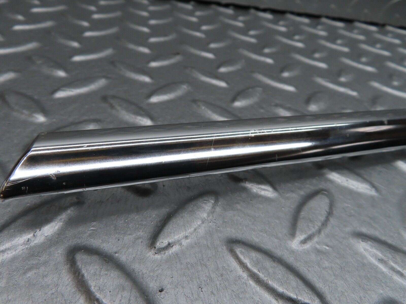 18140 Mercedes-Benz W123 200 Front Left Door Chrome Moulding Trim