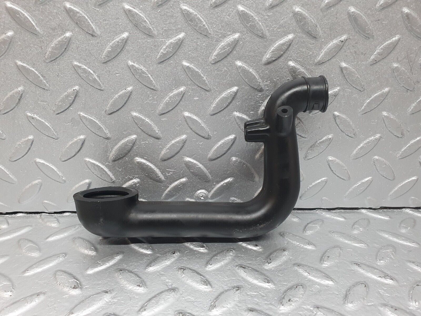 40982 Mercedes-Benz W126 300SE Crank Case Breather Hose 1030941082