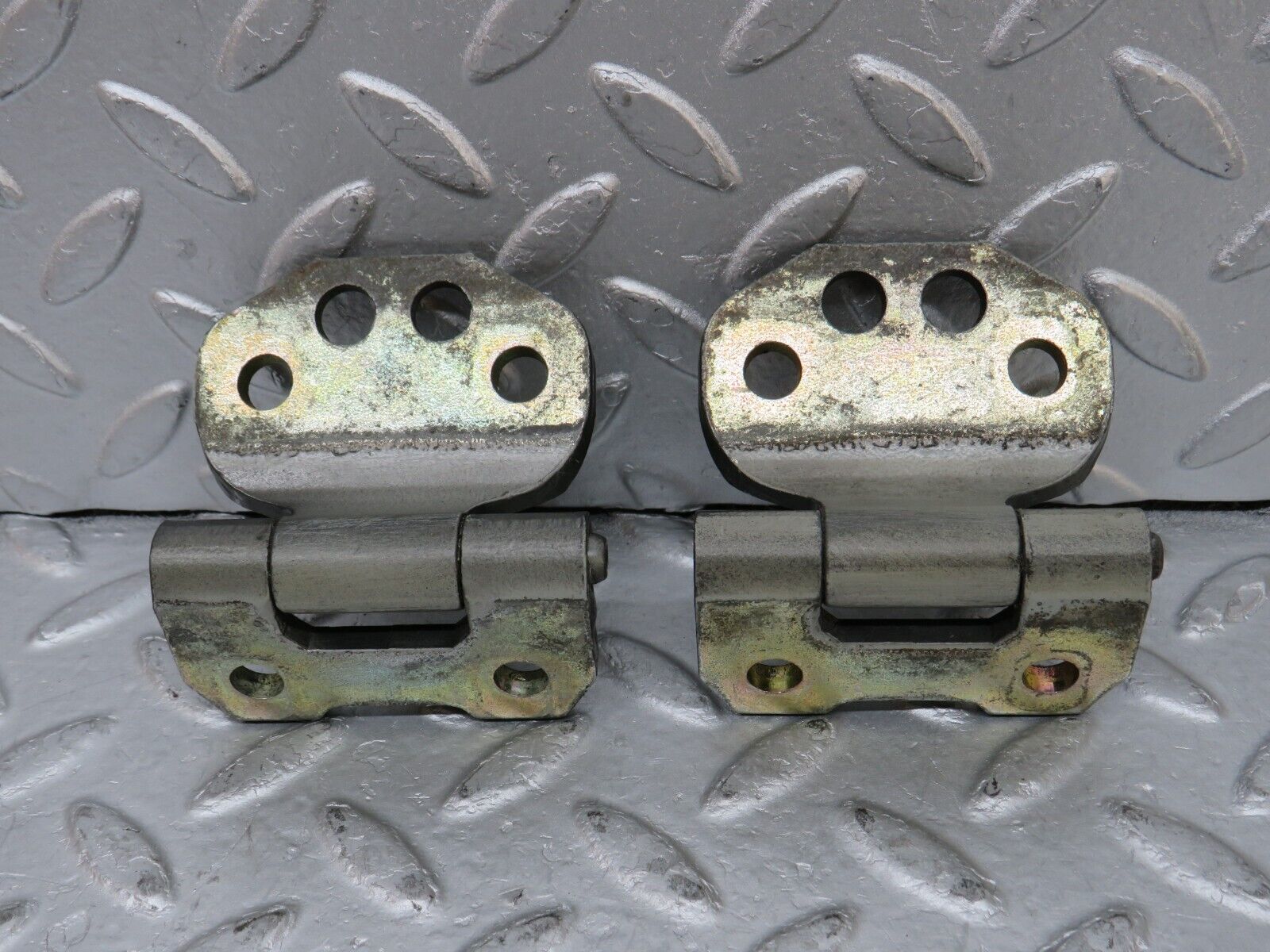 35305 Mercedes-Benz W124 Front Door Hinge Pair