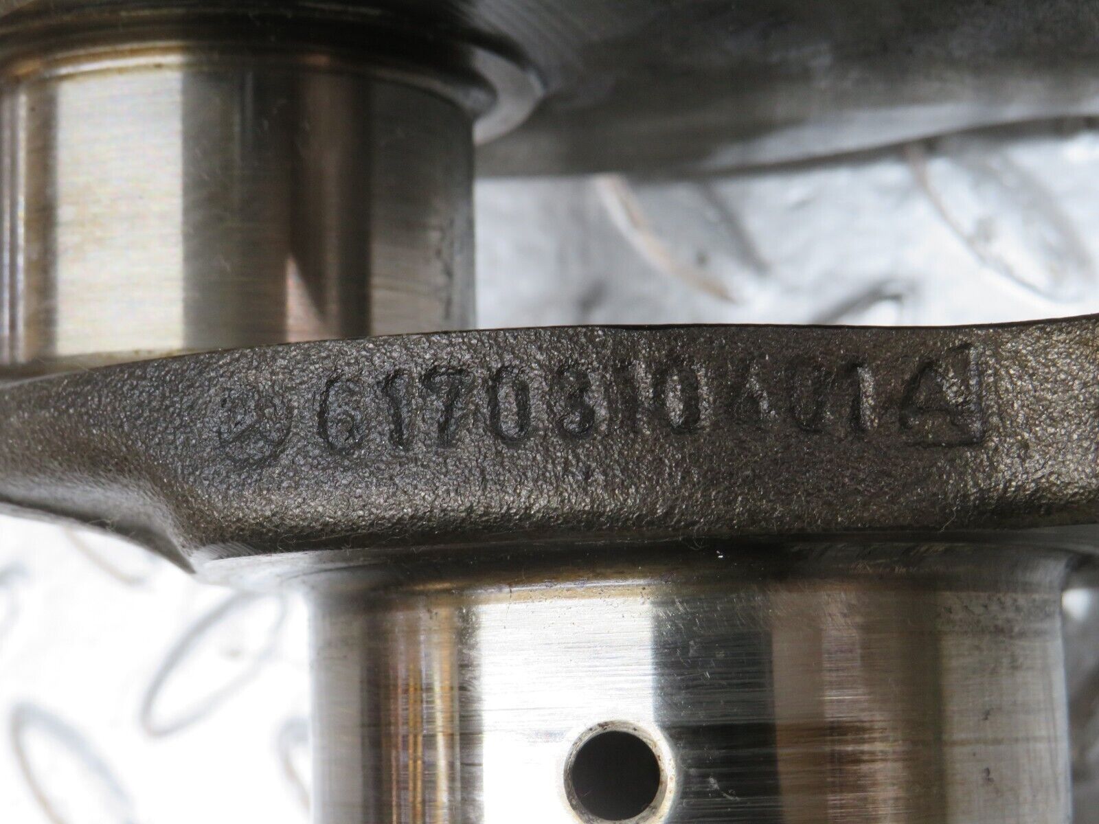 32929 Mercedes-Benz W123 300D Crankshaft OM617.912 6170310401