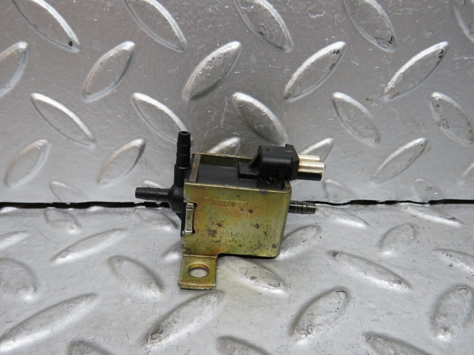 29171 Mercedes-Benz C124 320CE Coupe Vacuum Control Valve 0015408697